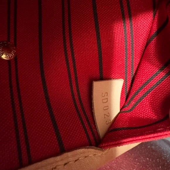 Louis Vuitton Monogram Neverfull MM - Picture 8 of 17